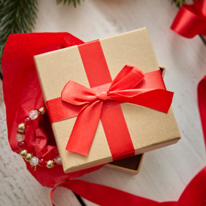 Geschenkkarton mit rotem Schleifenband