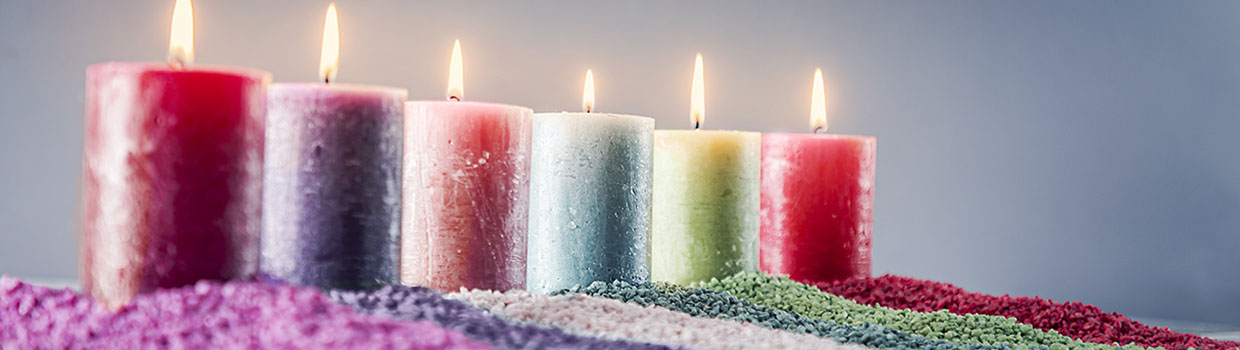 Weihnachtliches 4er Set mit 2 roten Kerzen mit Deko und 2 weissen Kerzen im Glas im Geschenkkarton