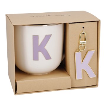 Becher Buchstabe mit Schlüsselanhänger, K/lila, 450 ml