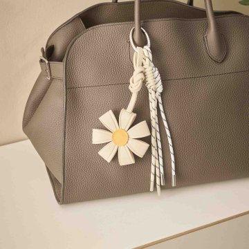 Taschenanhänger Blume, beige