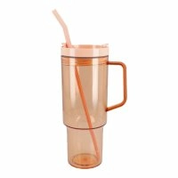 Becher mit Strohhalm