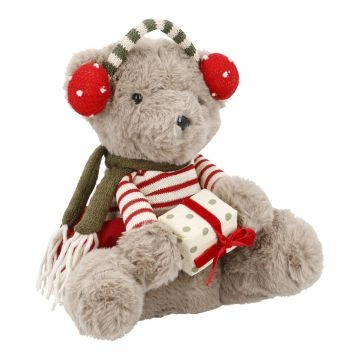 Deko-Bär mit Geschenk und Ohrenwärmern, 28 cm