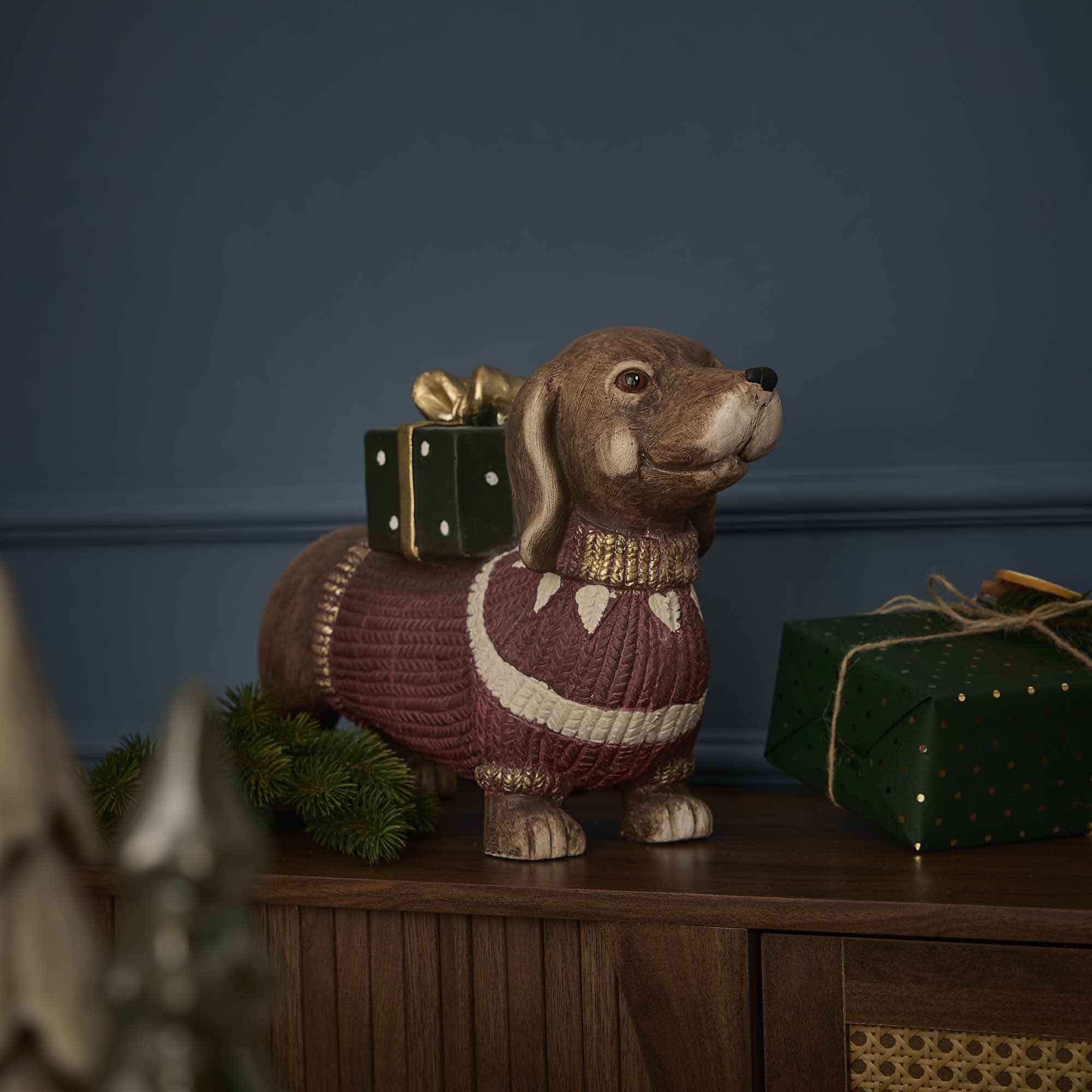 Deko-Dackel mit Geschenk, rot/grün, 47 cm