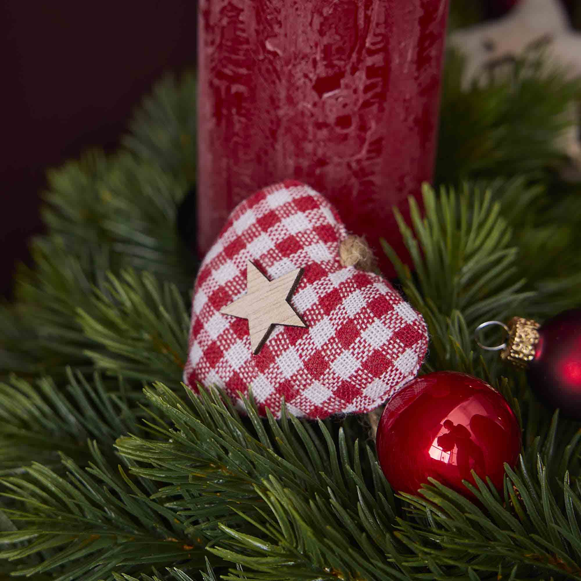 Anhänger Herz mit Holzstern, Karo/rot/weiß