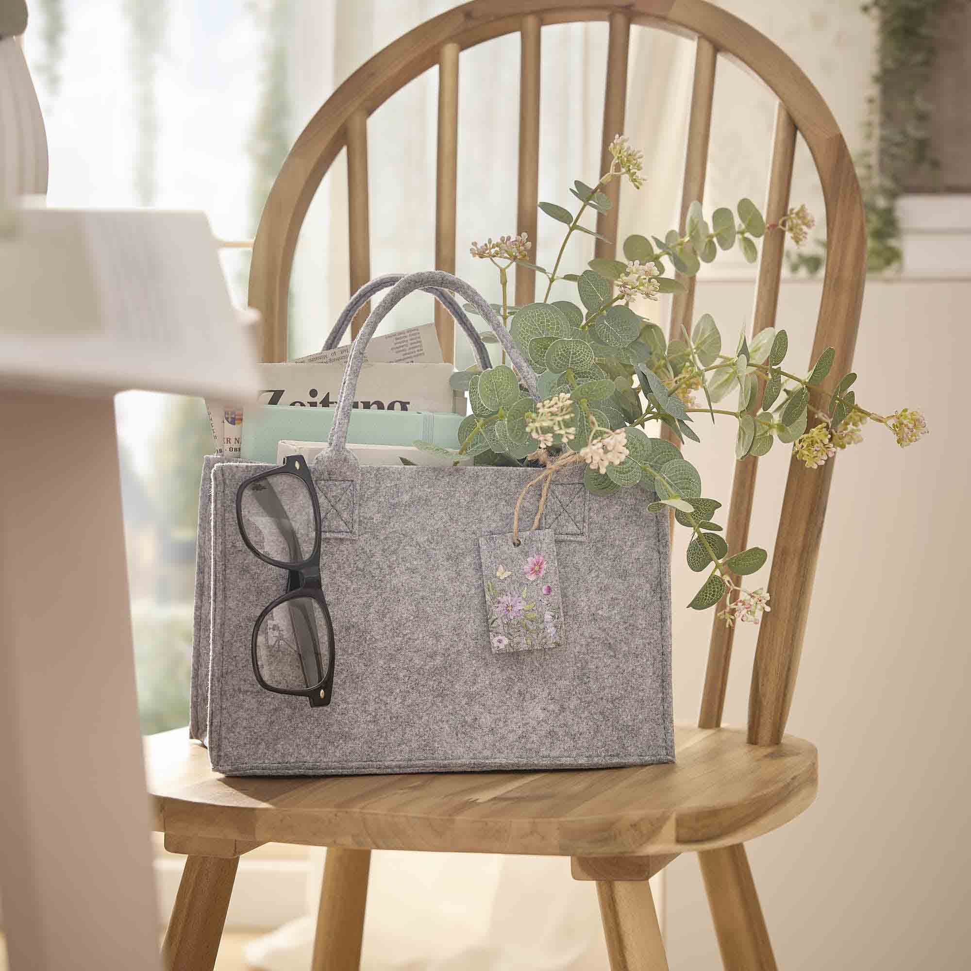 Filztasche mit Anhänger, Blumen/hellgrau, 28 x 14 x 18 cm