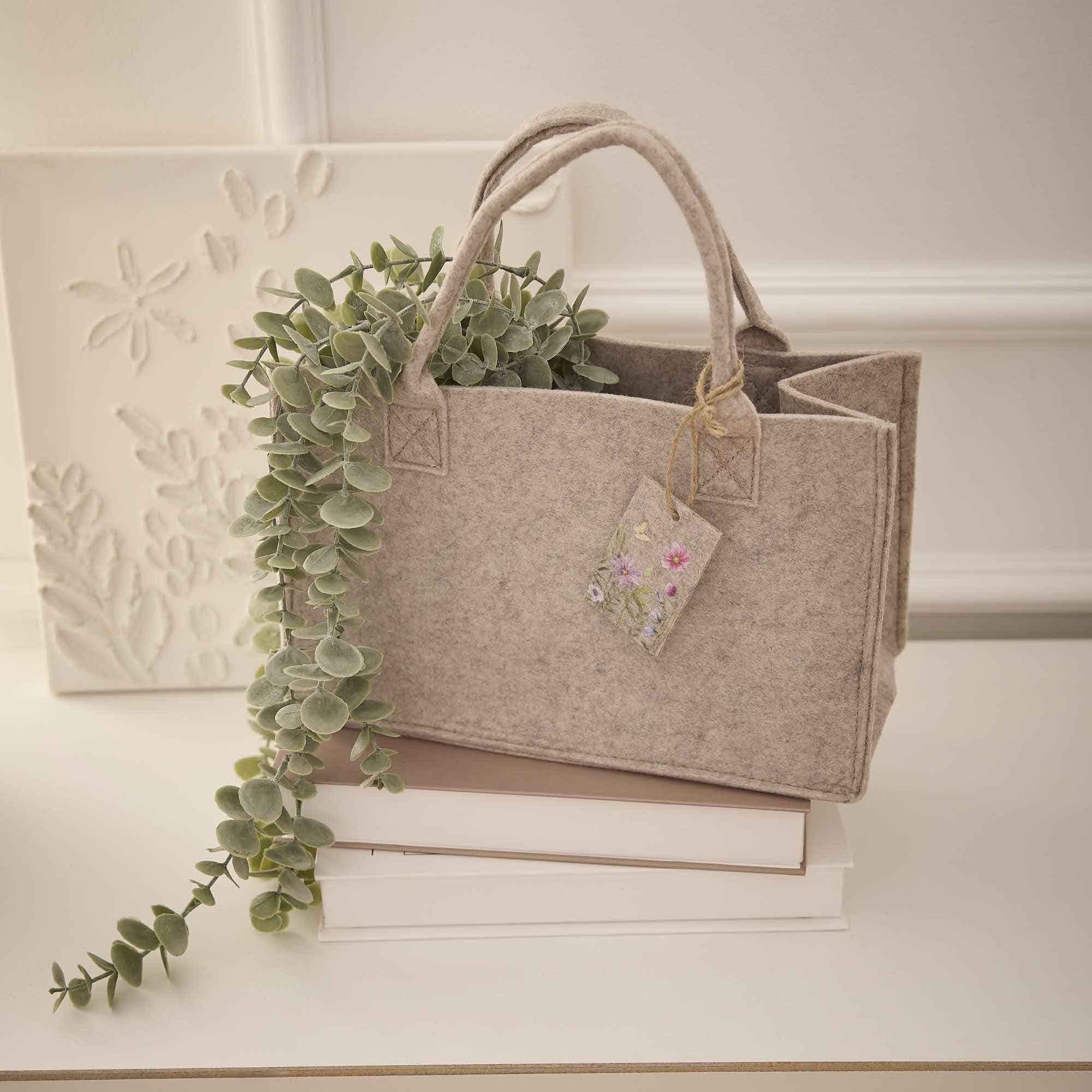 Filztasche mit Anhänger, Blumen/beige, 28 x 14 x 18 cm