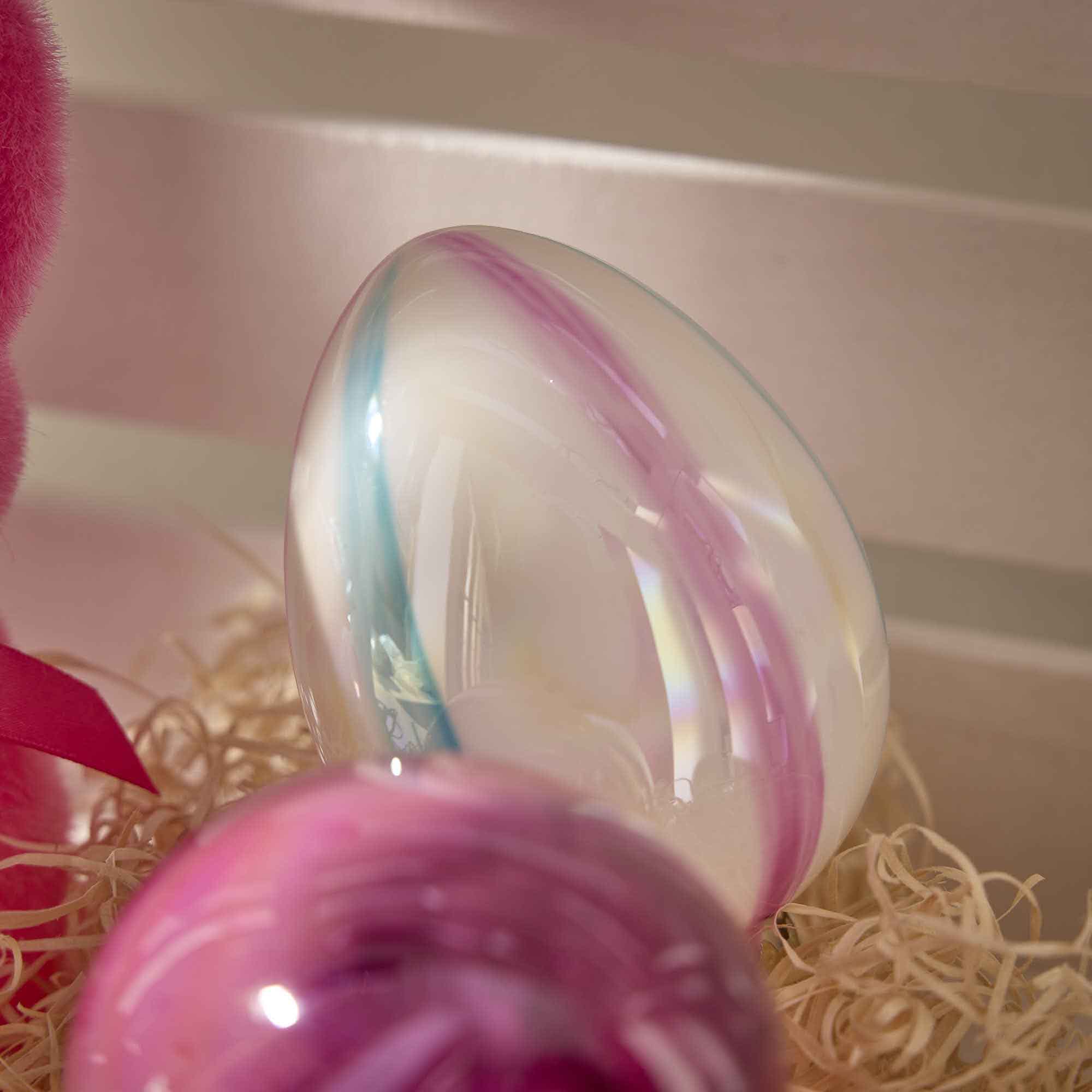 Anhänger Glas-Ei, Batik, opal/längs/weiß/rosa/blau, 7 x 10 cm