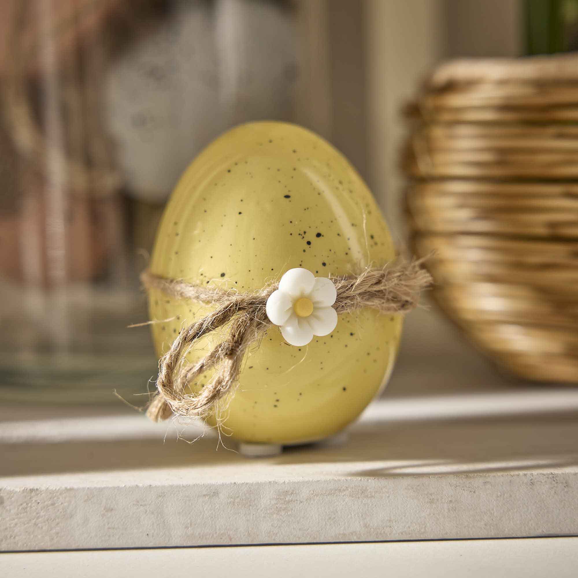Deko-Ei mit Blumen-Band, gelb, 6.5 cm
