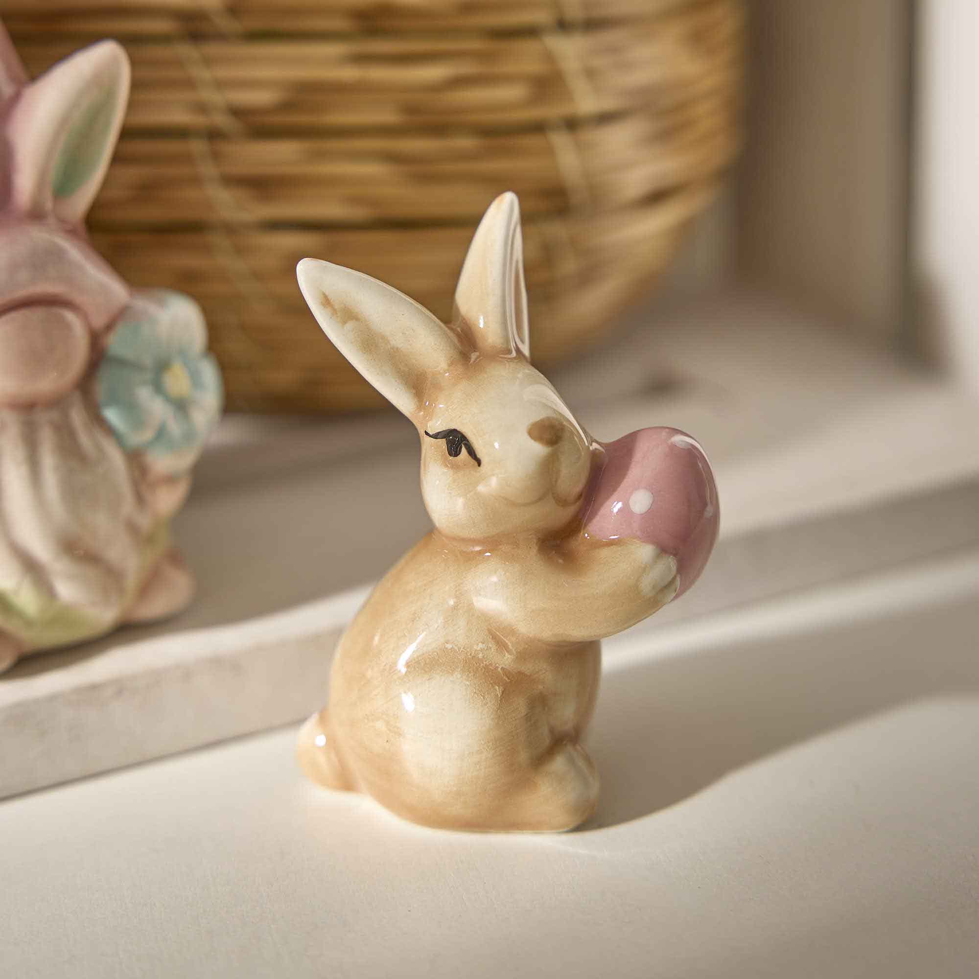 Hase mit Ei, rosa/links, 7 cm