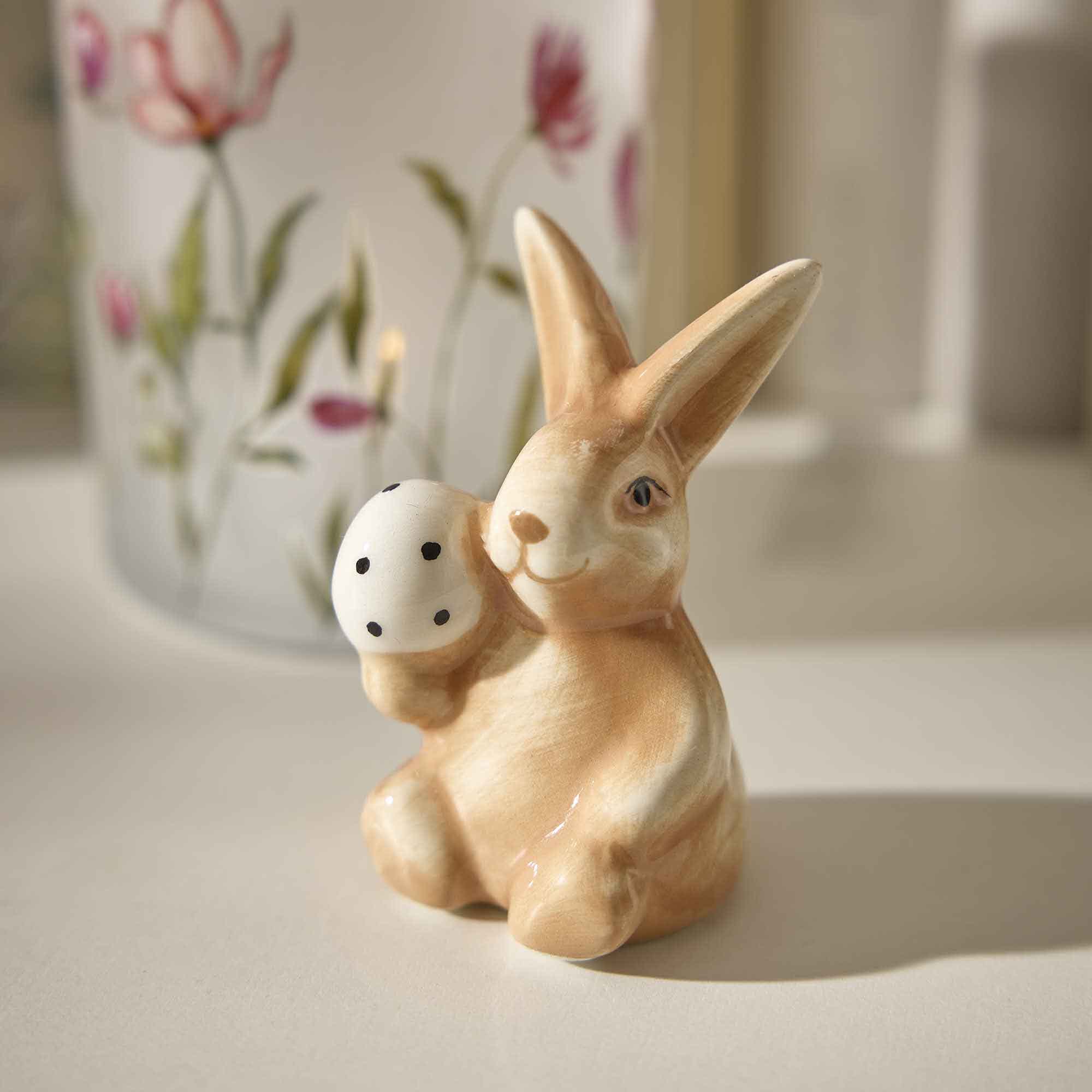 Hase mit Ei, weiß/sitzend, 6.5 cm