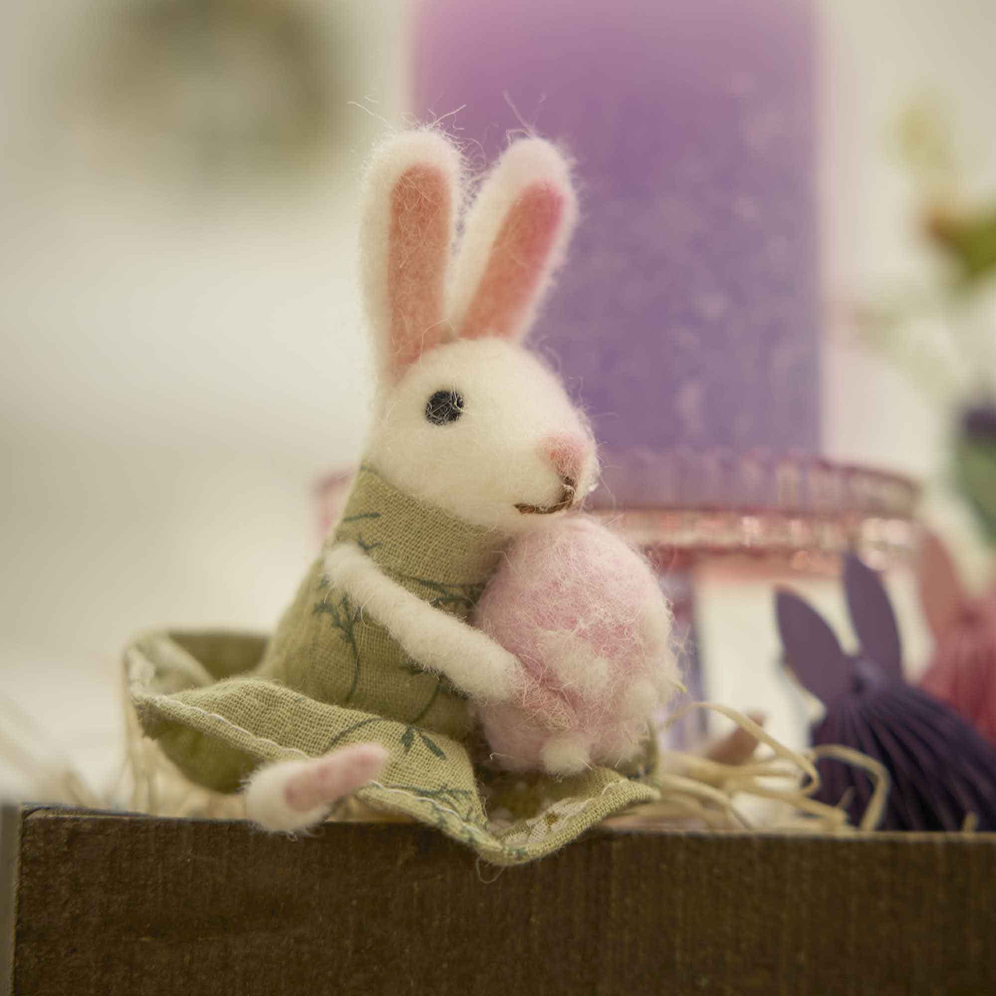 Anhänger Filz-Osterhase, Kleid/grün/Ei, 15 cm