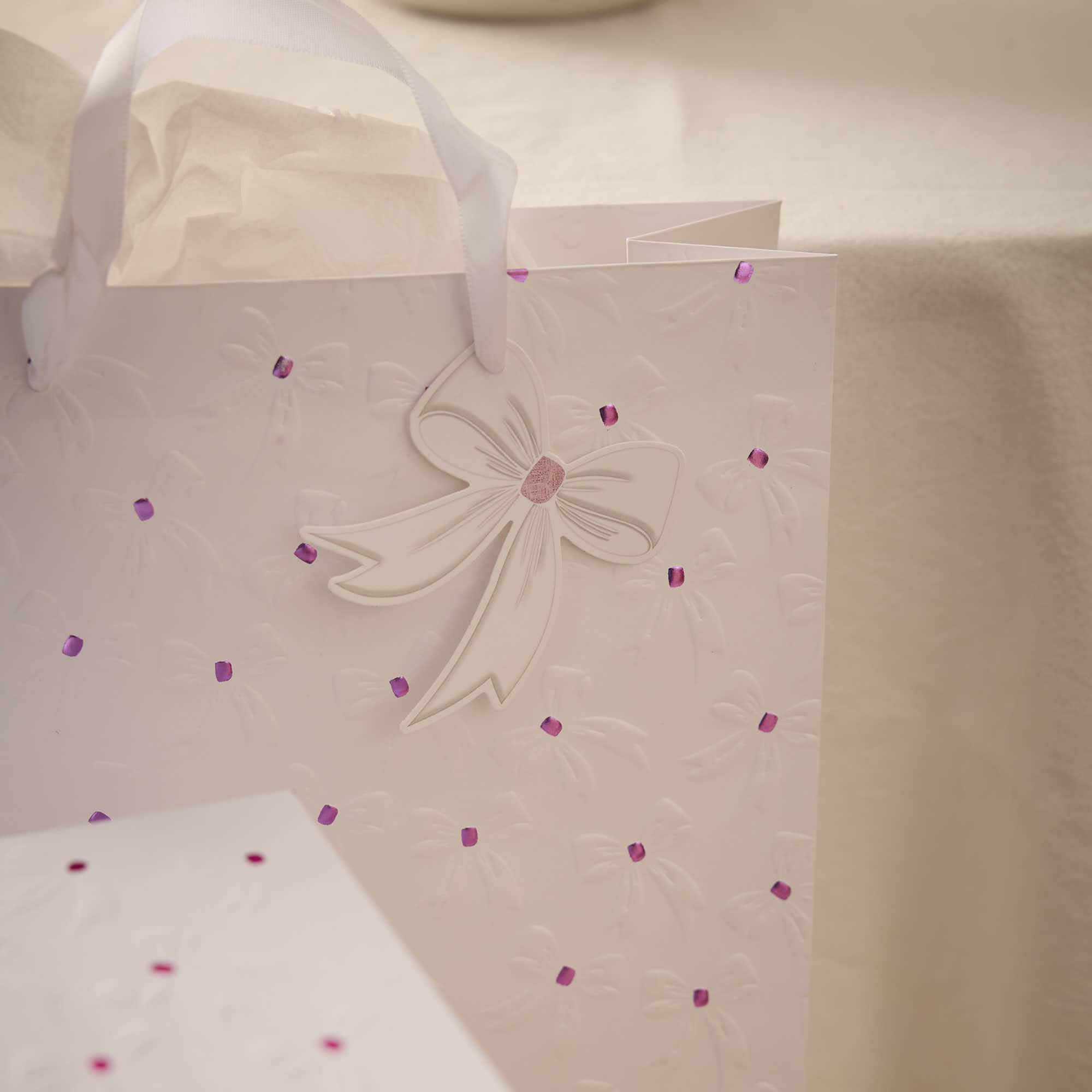 Geschenktüte Schleifen-Prägung, 26 x 32 cm