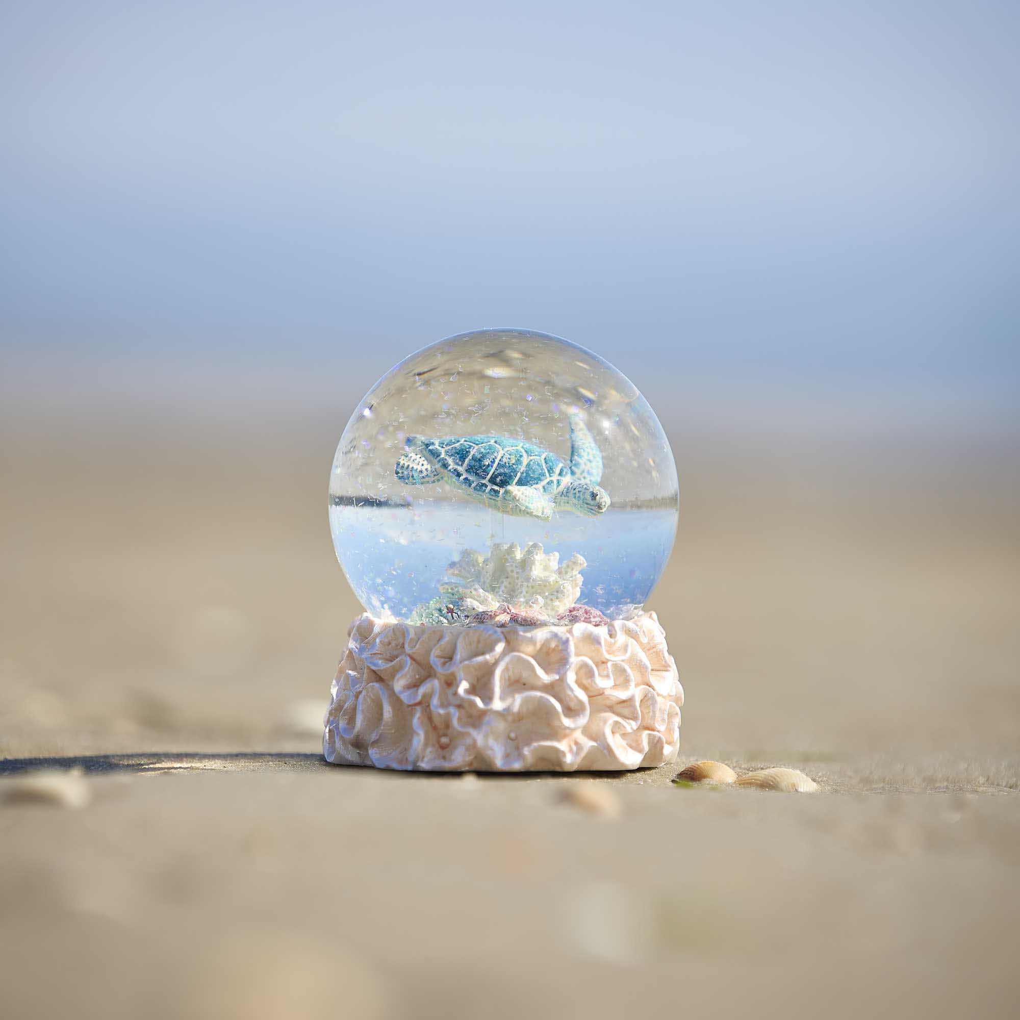 Schneekugel Koralle, blau, 7 x 8 cm