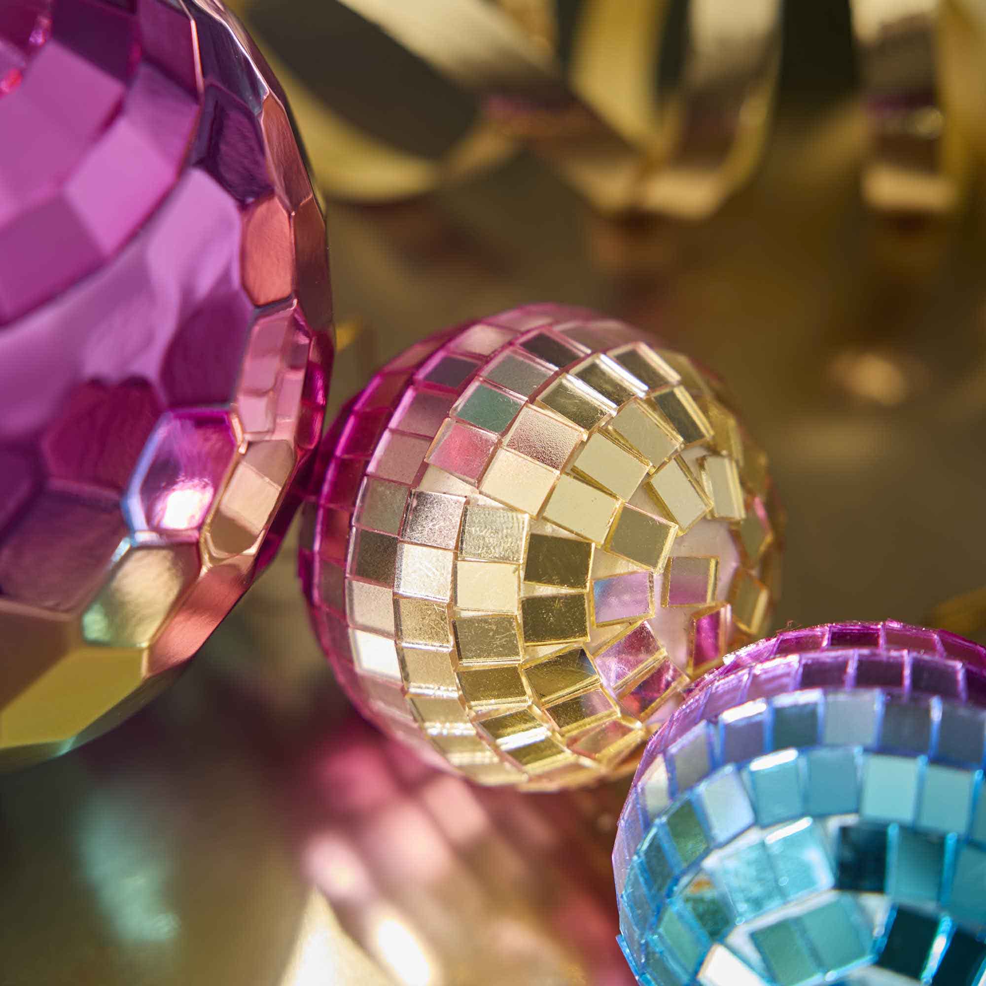 Anhänger Discokugel, pink/gold, 6 cm