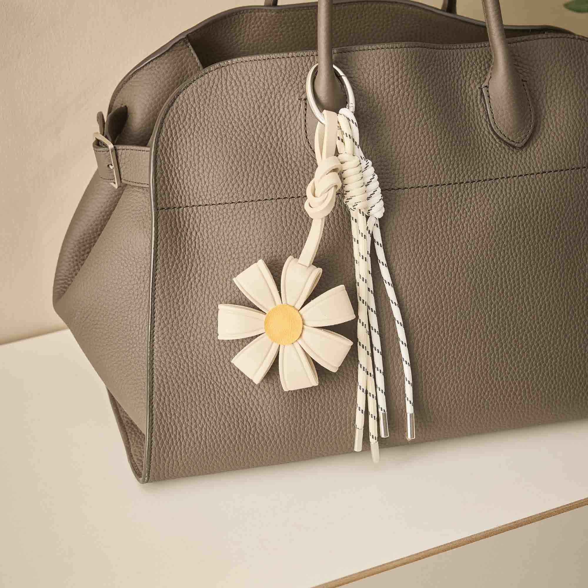 Taschenanhänger Blume, beige