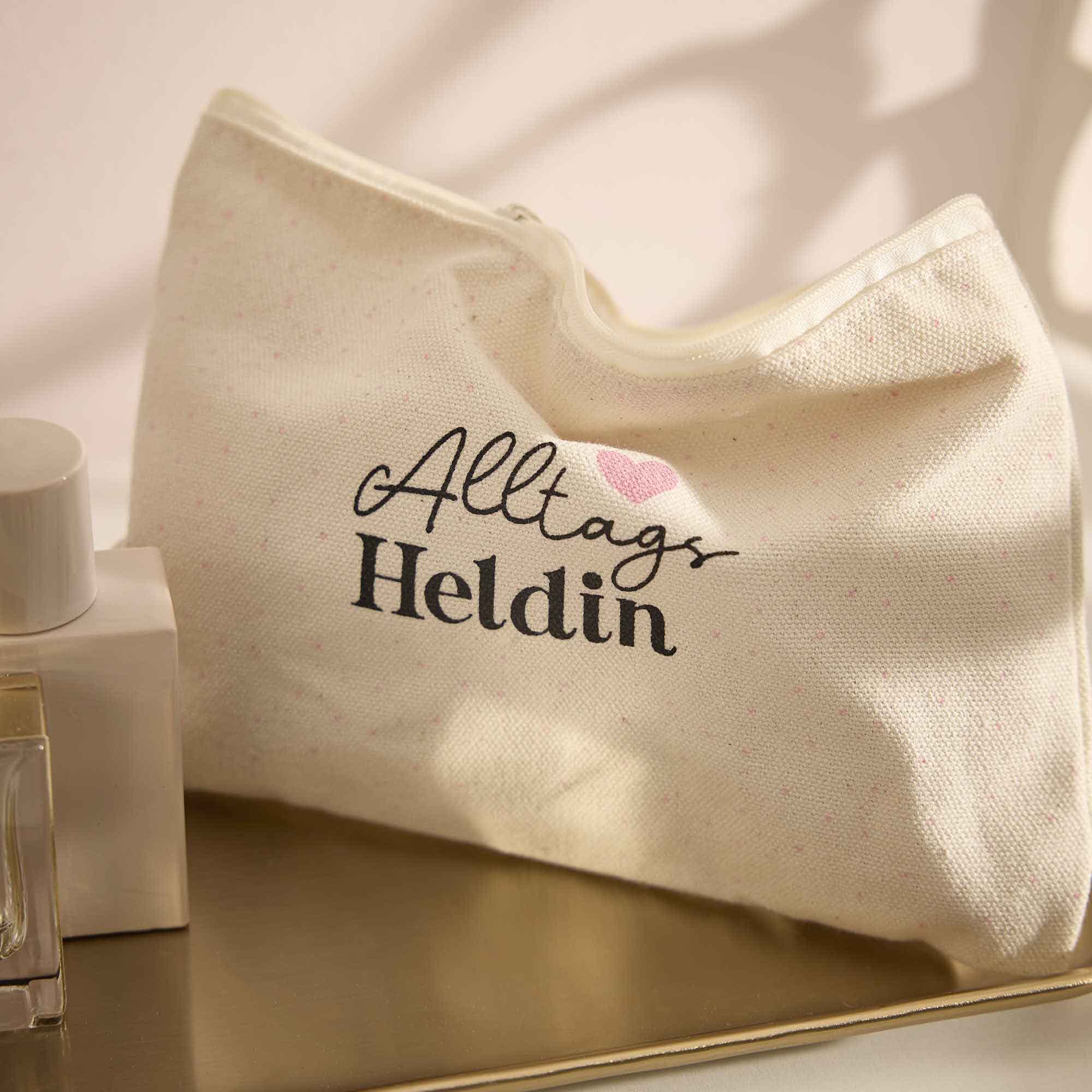 Kosmetiktasche Spruch, Alltagsheldin, 23 x 15 cm