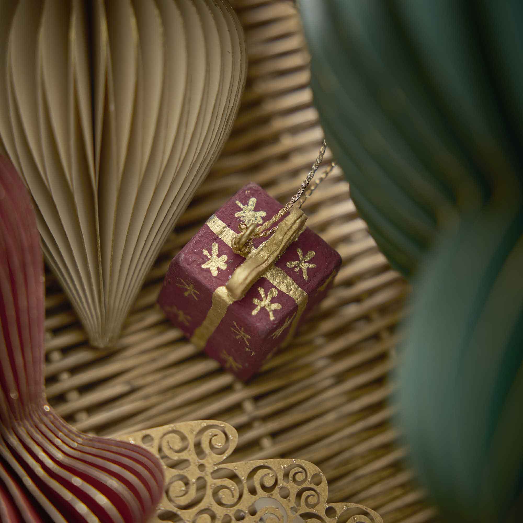 Anhänger Geschenk, bordeaux, 3 x 3.5 cm