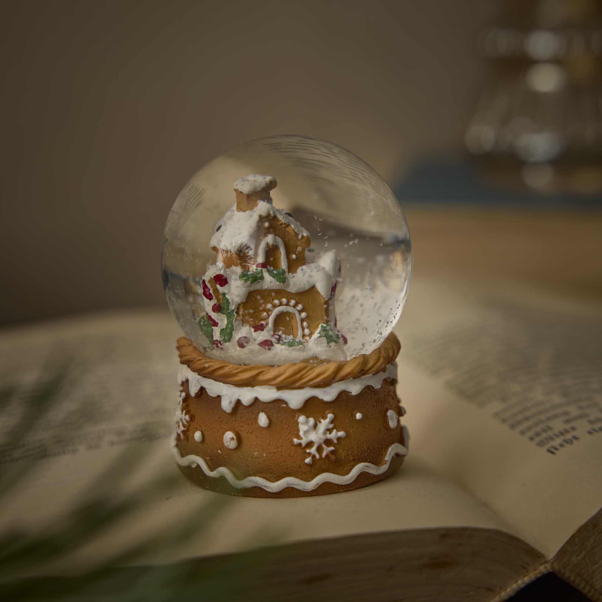 Schneekugel Lebkuchen, Haus/Zuckerstange, 4.5 x 6 cm