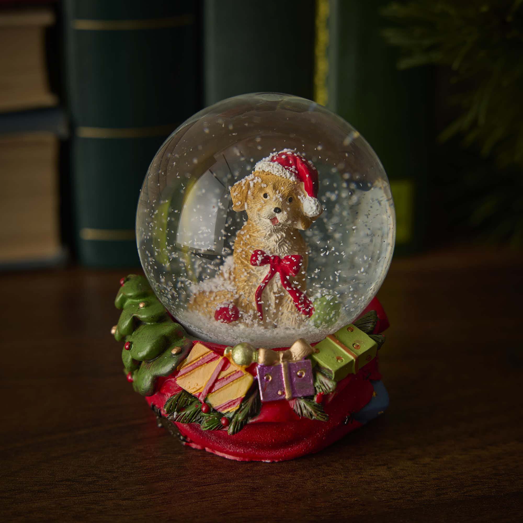 Schneekugel Hund, Schleife/rot, 7 x 9.5 cm