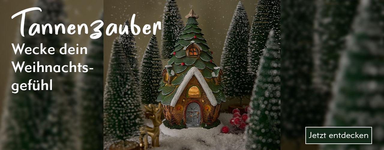 Ein weihnachtliches Dekohäuschen umgeben von Deko-Tannen verlinkt auf Weihnachtsdeko