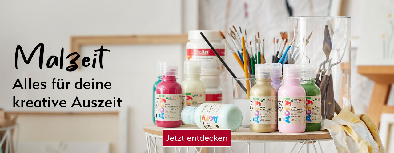 Acrylfarbe, Pinsel und Leinwände in einem Atelier verlinkt auf Malereibedarf