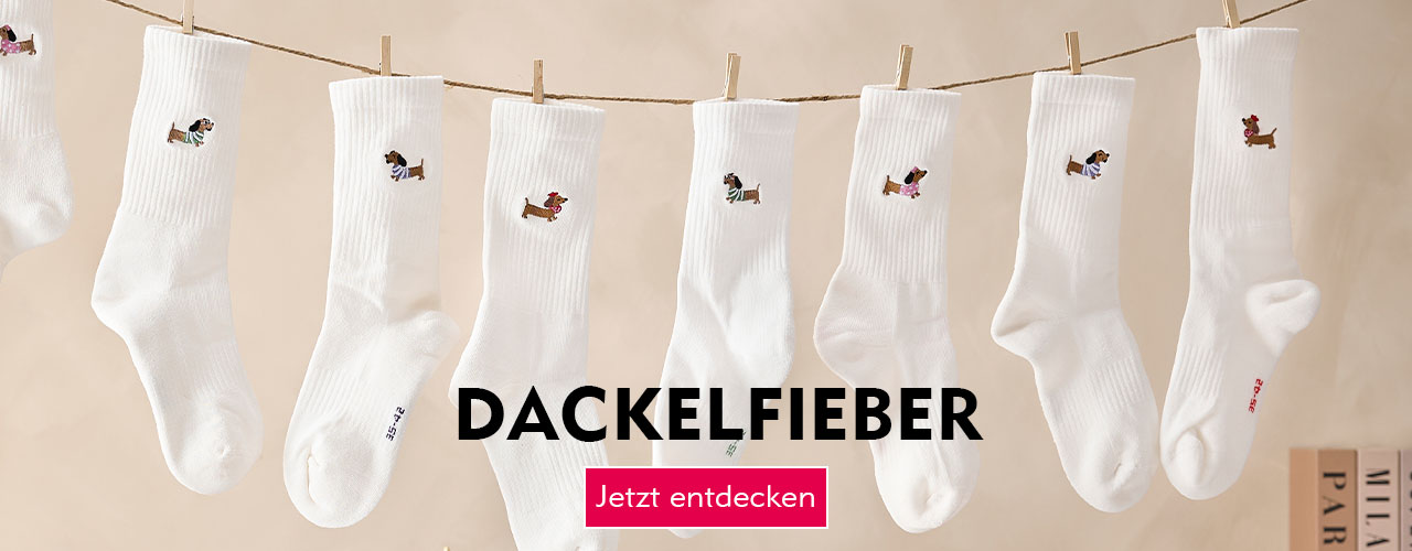 Entdecke Artikel für Dackel-Freunde bei Nanu-Nana Weiße Socken mit kleinen Dackeln auf einer Wäscheleine verlinkt auf die Kategorie Tierfreunde