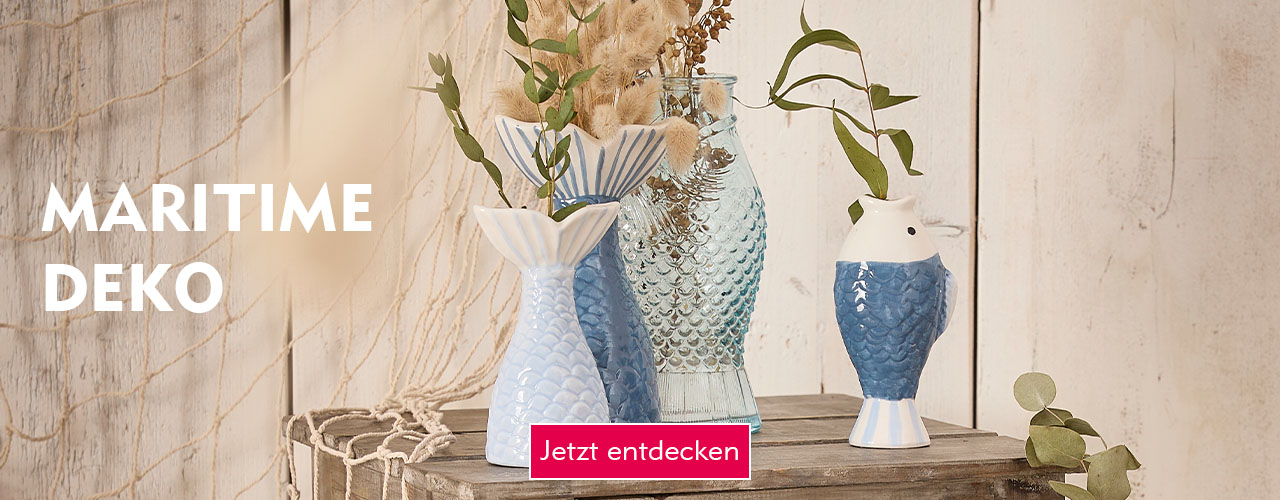 Entdecke maritime Deko bei Nanu-Nana Blaue und grüne Vasen in Form eines Fisch und einer Schwanzflosse mit Kunstblumen verlinkt auf die Kategorie maritime Dekoration