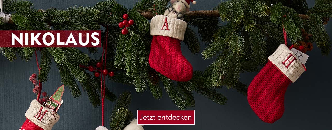 Rot-weiße Nikolaussocken am Tannengrün hängend verlinkt auf Nikolaus