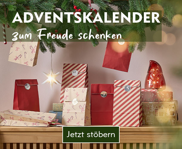 Rot-weiße Adventskalendertüten auf einer Kommode andekoriert verlinkt auf die Kategorie Adventskalender