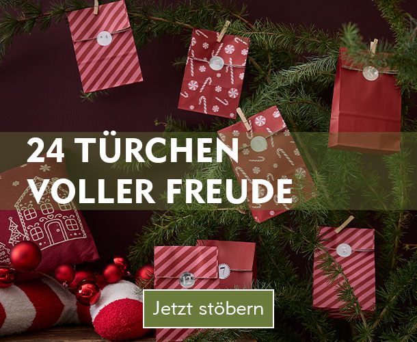 Shoppe Adventskalender bei Nanu-Nana Rot-weiße Adventskalendertüten hängend am Tannengrün verlinkt auf die Kategorie Adventskalender