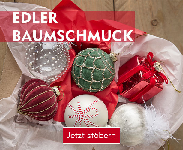 Entdecke edlen Baumschmuck bei Nanu-Nana Edler Baumschmuck aus Glas in Weiß, Grün und Rot auf Packpapier verlinkt auf Weihnachtsbaumschmuck