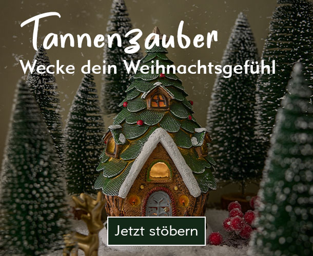 Ein weihnachtliches Dekohäuschen umgeben von Deko-Tannen verlinkt auf Weihnachtsdeko