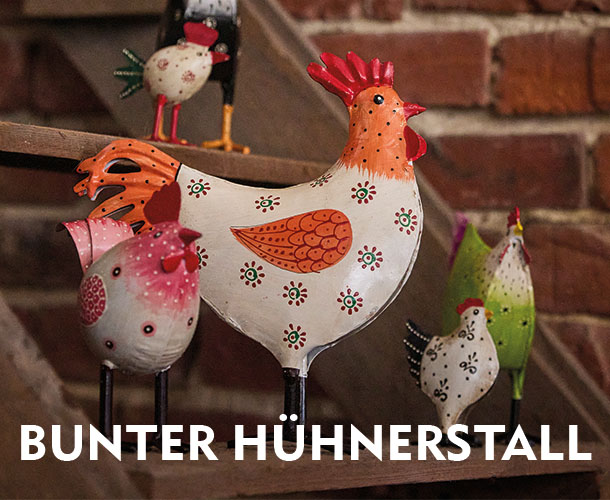 Bunte Metallh&uuml;hner auf Holztreppe verlinkt auf die Kategorie Deko-H&uuml;hner & -H&auml;hne