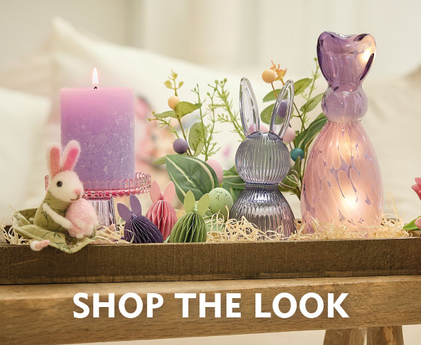Deko-Tablett mit lilafarbenen Hasen, Kunstblumen und einer Kerze verlinkt auf Insta Inspos