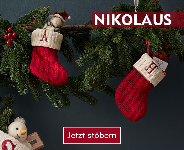 Entdecke Nikolausprodukte bei Nanu-Nana Rot-weiße Nikolaussocken am Tannengrün hängend verlinkt auf Nikolaus