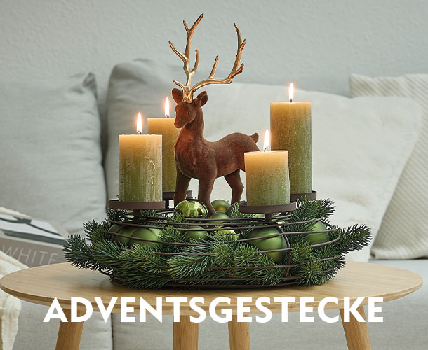 Grünes Adventsgesteck mit Deko-Hirsch verlinkt auf Adventskränze und Zubehör