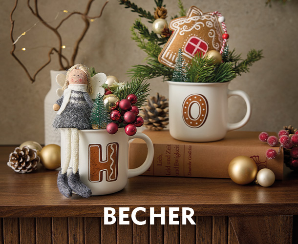 Zwei Keramikbecher mit Buchstabenmotiv und weihnachtlicher Deko verlinkt auf Weihnachtsbecher