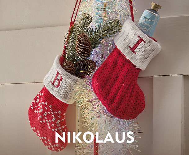 Hängende Nikolausstiefel mit Tannengrün verlinkt auf Nikolaus