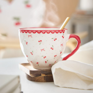 Arrangement eines Bechers mit Kirsch-Motiv verlinkt auf die Kategorie NEU IN BECHER