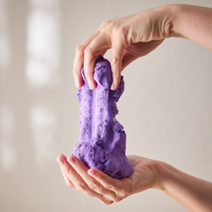 Magic Sand in der Hand verlinkt auf die Kategorie Spielzeug